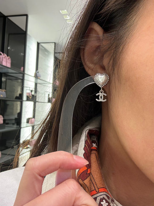 أقراط لؤلؤ على شكل قلب من شانيل 23B ABB634 | أقراط شانيل (فضية)