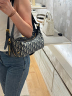 حقيبة كريستيان ديور دي-جورني صغيرة | حقيبة ديور (زهرة قديمة زرقاء)