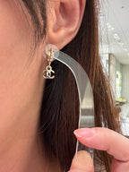 أقراط متدلية بشعار شانيل CC | أقراط شانيل (ذهبية)