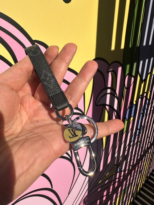 سلسلة مفاتيح وحقيبة دراغون M61950 من لويس فيتون | سلسلة مفاتيح وحقيبة دراغون من لويس فيتون (أسود)