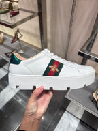 حذاء رياضي GUCCI Ace Bee Platform | حذاء رياضي Gucci (أبيض)