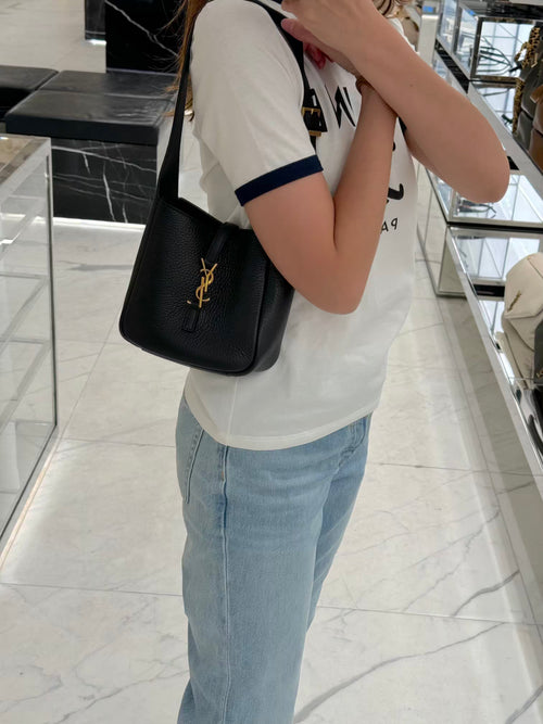 حقيبة YSL SAINT LAURENT LE 5 A 7 من الجلد الناعم المحبب | حقيبة YSL SAINT LAURENT صغيرة (أسود)