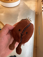 سحر كيس حبوب القهوة من JELLYCAT Amuseables | سحر كيس حبوب القهوة (بني)