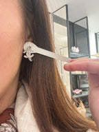 أقراط شانيل CC الكريستالية | أقراط شانيل (فضية)