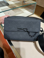 حقيبة ستيمر ماسنجر من لويس فيتون M23742 | حقيبة يد رجالية من لويس فيتون (أسود)