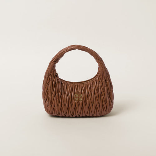 حقيبة هوبو من جلد النابا من MIU MIU Wander Matelasse مقاس كبير | حقيبة تحت الإبط من Miu Miu (مقاس كبير/متعددة الألوان)