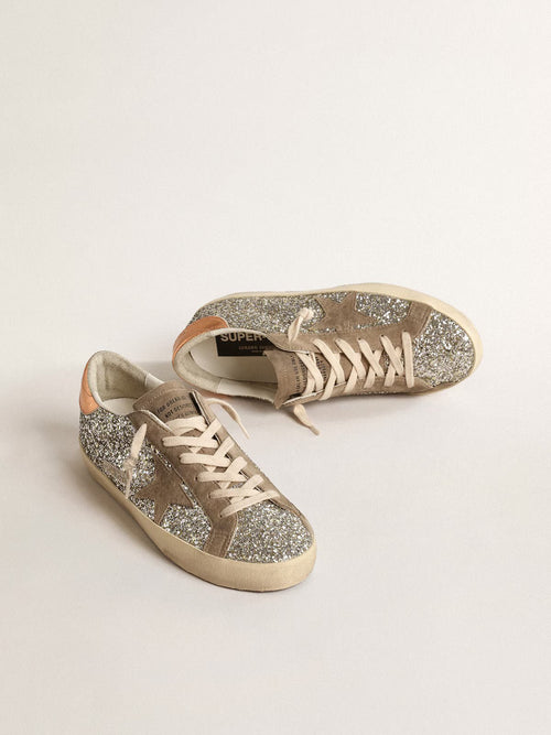 GOLDEN GOOSE Women's Super - Star in platinum glitter with dove - gray suede star | 黃金鵝 女款 Super - Star 鉑金色亮片款,搭配鴿灰色麂皮星星(鴿灰色) - LondonKelly 英國名牌代購