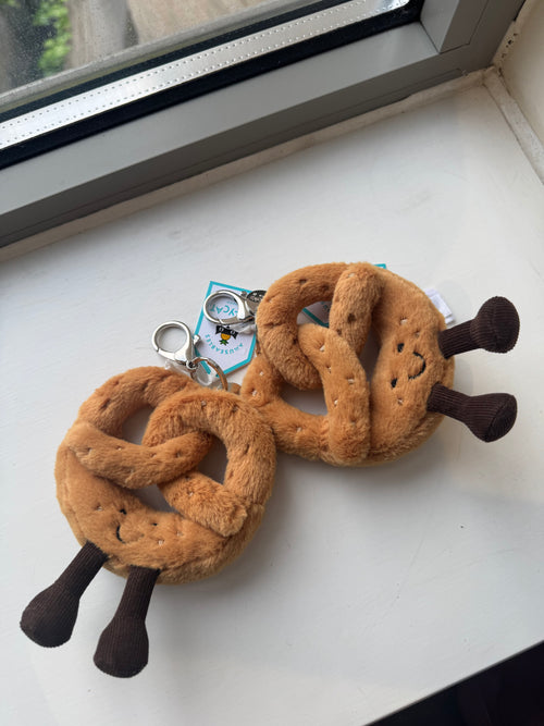 JELLYCAT Amuseables Pretzel Bag Charm | Pretzel Bag Charm (Brown)