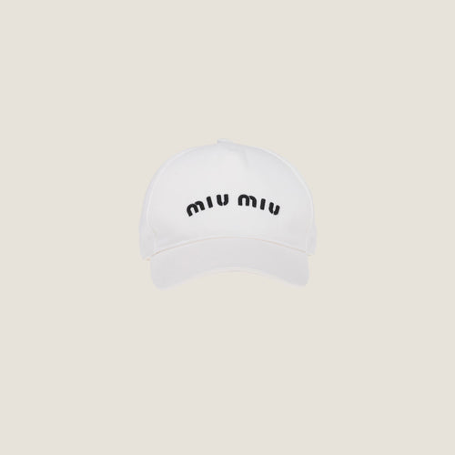 قبعة بيسبول MIU MIU Drill | قبعة بيسبول Miu Miu (بيضاء)